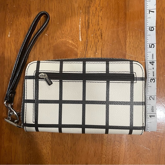 Fossil Wristlet In Black and Cream in great almost new condition! - Picture 6 of 7